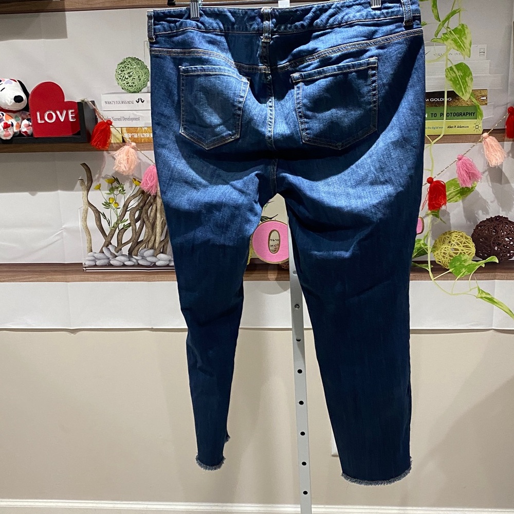 Torrid Dark Blue Distressed Ankle Jeans size 18. Waist 19 rise 10 length 27 - Picture 5 of 6